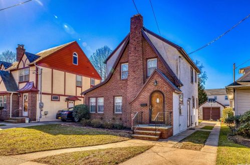 128 Cherry St, Floral Park, NY 11001-3343