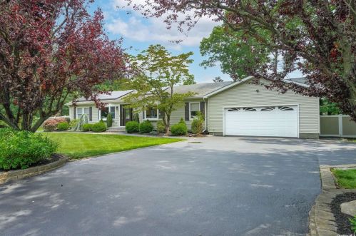 129 Crystal Brook Hollow Rd, Mount Sinai NY  11766-2102 exterior