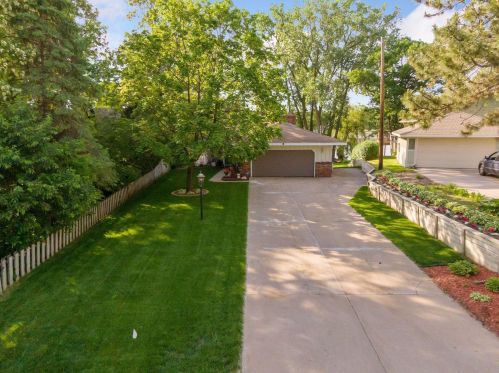 795 Heinel Dr, Saint Paul, MN 55113-2152