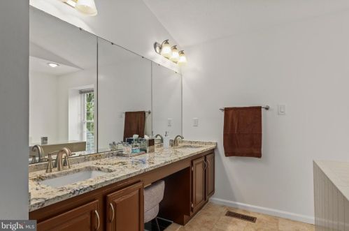 1426 Cellar Crk Way, Herndon VA  20170-2805 exterior