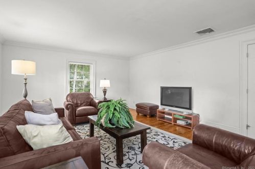 882 Silvermine Rd, New Canaan CT  06840-4332 exterior