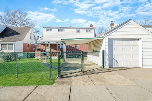580 Marcellus Rd, Williston Park, NY 11596-1642