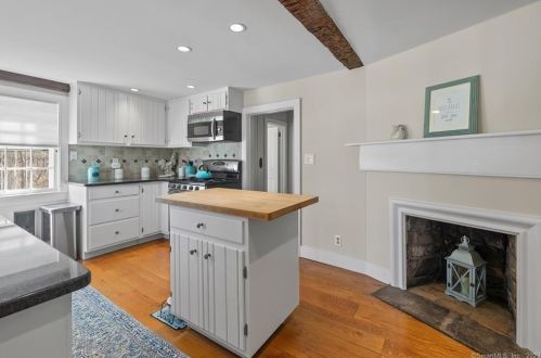 39 Cedar Ln, Ridgefield CT  06877-5301 exterior