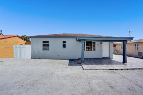 912 32nd St, Hialeah FL  33012-5040 exterior