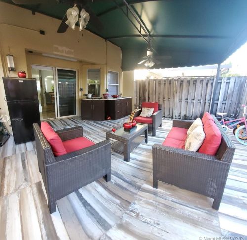 7215 173rd Dr, Hialeah FL  33015-8401 exterior