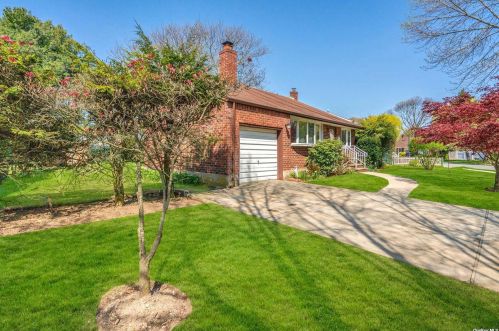 20 Laurie Blvd, Bethpage NY  11714-1412 exterior