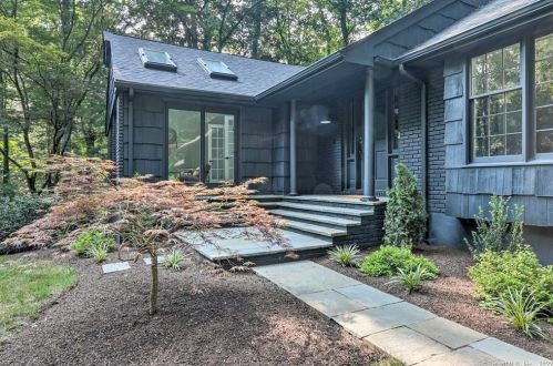 8 Tulip Tree Ln, Norwalk CT  06851-1409 exterior