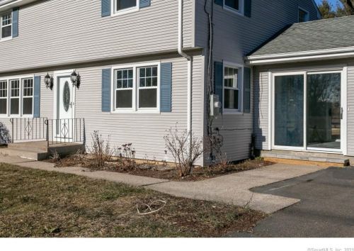 24 Hotchkiss Rd, Farmington CT  06032-2810 exterior