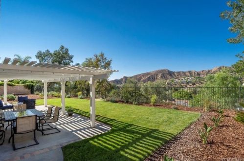 30661 Yosemite Dr, Santa Clarita, CA 91384-3738