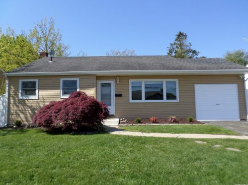 814 Delaware Ave, North Lindenhurst NY  11757-2811 exterior