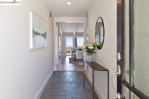 6361 Ascot Dr, Oakland CA 94611-1710 exterior