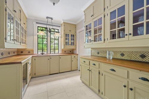 37 Fox Hill Rd, Tuxedo Park NY  10987-4227 exterior