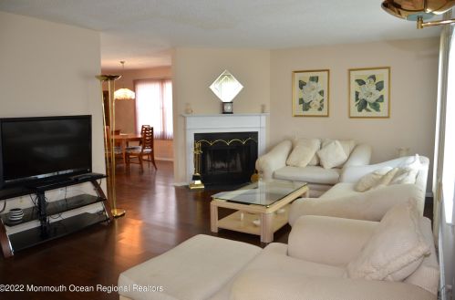 10 Mallard Dr, Bricktown, NJ 08724-4381