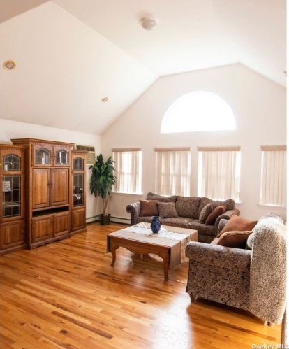 124 Erlanger Blvd, Babylon, NY 11703-1121