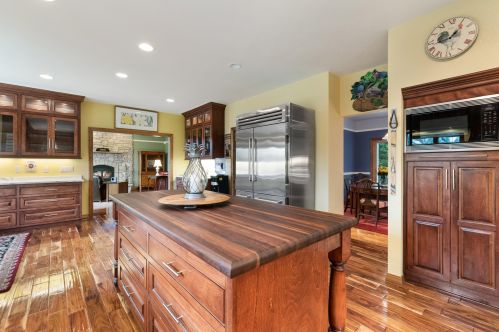 1016 Wallace Lake Rd, West Bend WI  53090-8943 exterior