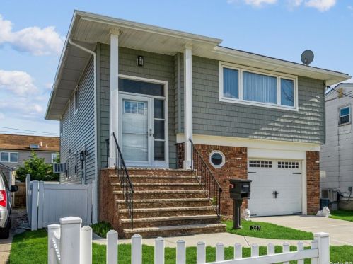241 Anchor Ave, Rockville Centre, NY 11572-2901