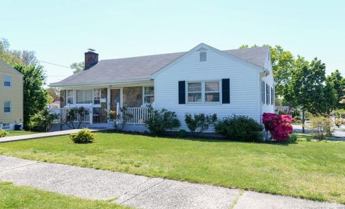 319 Bretton St, Bridgeport, CT 06606-4051