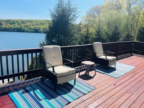 14 Lakeview Dr, Whaley Lake, NY 12531-5536