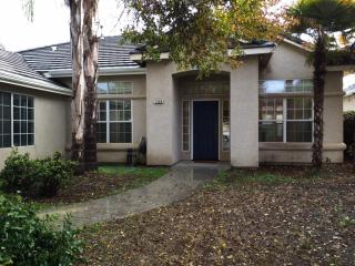 7588 Carnegie Ave, Fresno, CA 93722-2234