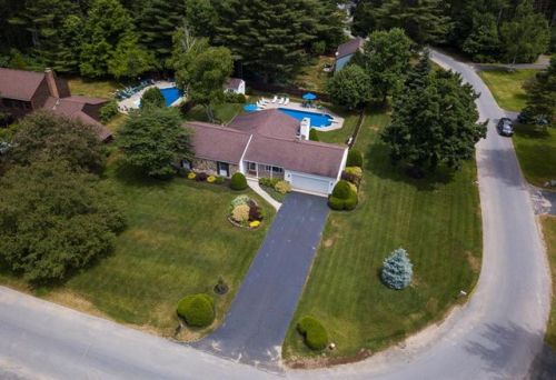 27 Helen Dr, Glens Falls, NY 12804-1926