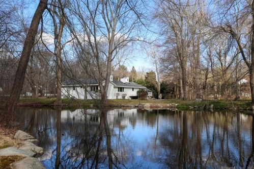 134 Braeburn Dr, New Canaan, CT 06840-5107