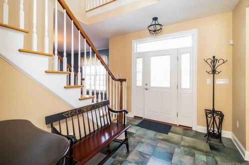 146 Summer Ln, North Haven, CT 06473-3555