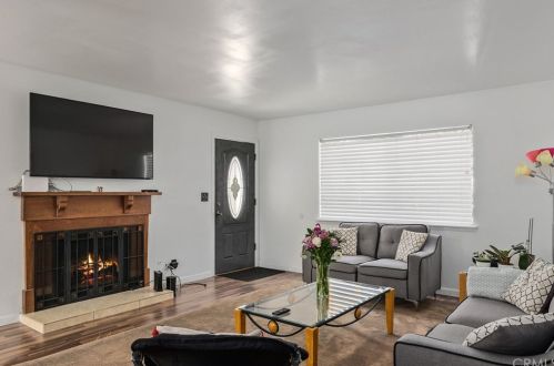 267 Cleveland St, Orange, CA 92866-1123
