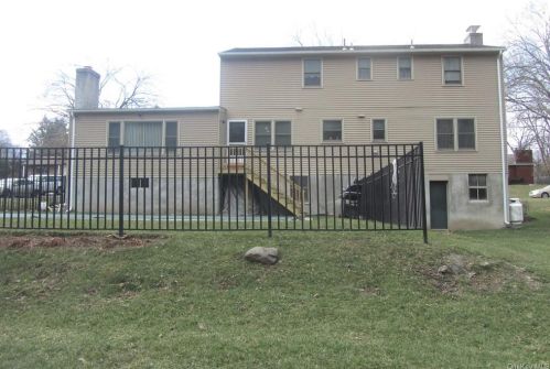 7 Meadowview Dr, Poughkeepsie NY 12603-5505 exterior