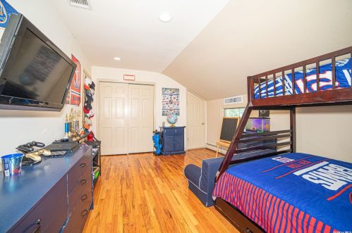 120 Lakeside Dr, Oakdale NY  11769-2250 exterior