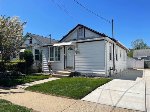 937 7th St, New Hyde Park NY  11040-3032 exterior