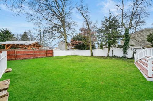 428 Oak Neck Rd, West Islip NY  11795-3614 exterior
