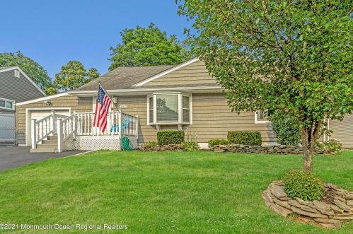 243 Crestview Dr, Middletown NJ  07748-3604 exterior