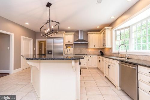 10 Devonshires Ct, Blue Bell PA  19422-2560 exterior
