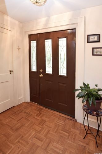 39 Ontario Rd, Floral Park, NY 11001-4114