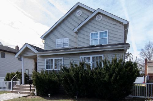 186 Willis Ave, Floral Park, NY 11001-1320