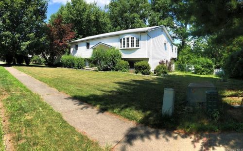 24 Pennsylvania Ave, Valley Cottage, NY 10989-2536