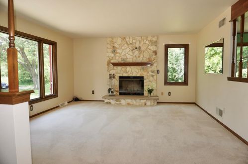 4370 Hillview Dr, Waukesha, WI 53146-3504