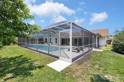 10461 Regent Cir, Naples FL  34109-1571 exterior