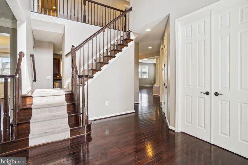 16338 Boatswain Cir, Woodbridge VA  22191-3077 exterior