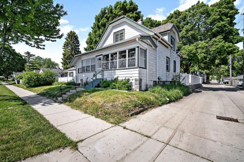3121 Brust Ave, Milwaukee, WI 53207-2821