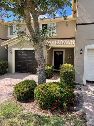 2215 Rockport Rd, Fort Pierce, FL 34953-4374