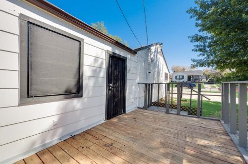 2417 Shropshire St, Fort Worth TX 76105-5238 exterior