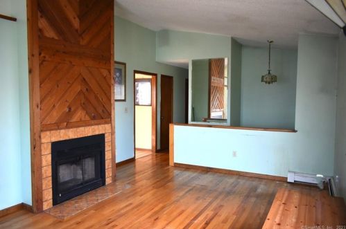 82 Lourmel St, Bridgeport, CT 06606-2273
