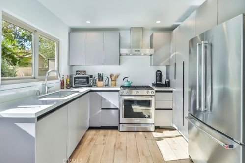 210 Estrellita Ln, Calabasas CA  91377-3717 exterior