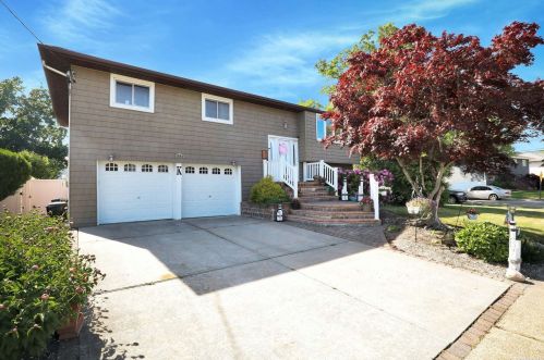 2694 Bryant Dr, Seaford, NY 11783-3525