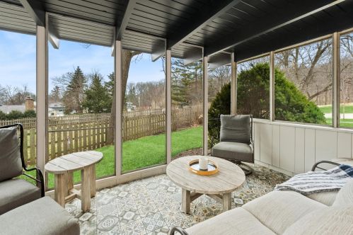 77 Lakeview Dr, Lake Geneva WI  53147-9701 exterior