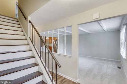 719 Palmer Dr, Herndon, VA 20170-5461