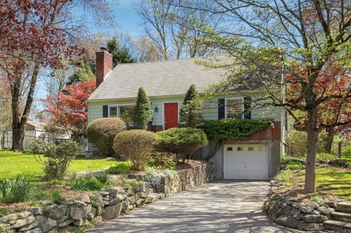 2898 Quinlan St, Yorktown Hgts, NY 10598-2710