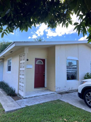 2016 Dock St, West Palm Beach, FL 33401-7557