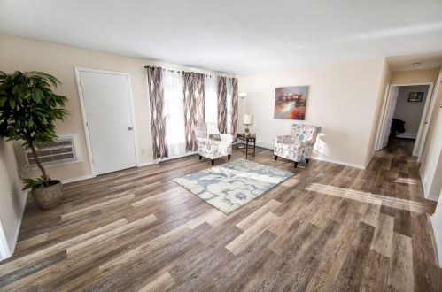 502 Laurel Lake Rd, Thiensville, WI 53092-1249